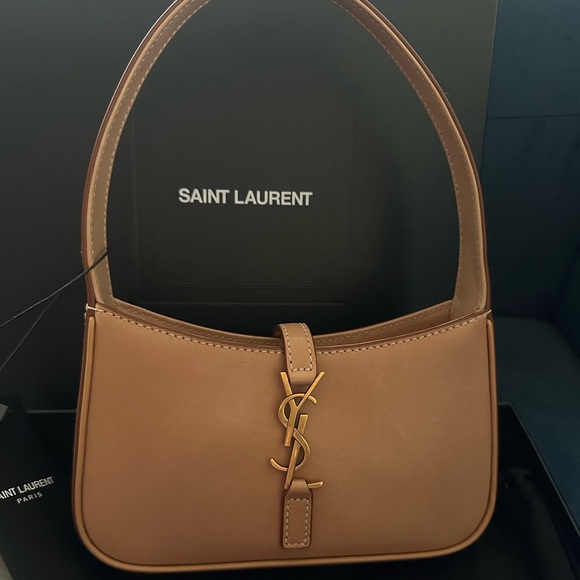 Ysl Le 5 a 7 mini bag. 19x11.5x4.5cm/7.5x4.5x1.8in. Calf leather. Never worn. - Picture 2 of 15